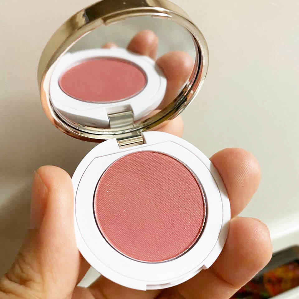 Clarins Joli Blush #02 Cheeky Pink 1.6 g บลัชออนทึ่จะทำให้ทุกสายตาต้องเหลียวมองคุณ ด้วยสีสันสะกดสายตาที่เข้าได้กับทุกสีผิว เนื้อสัมผัสนุ่มละมุน เบาสบาย